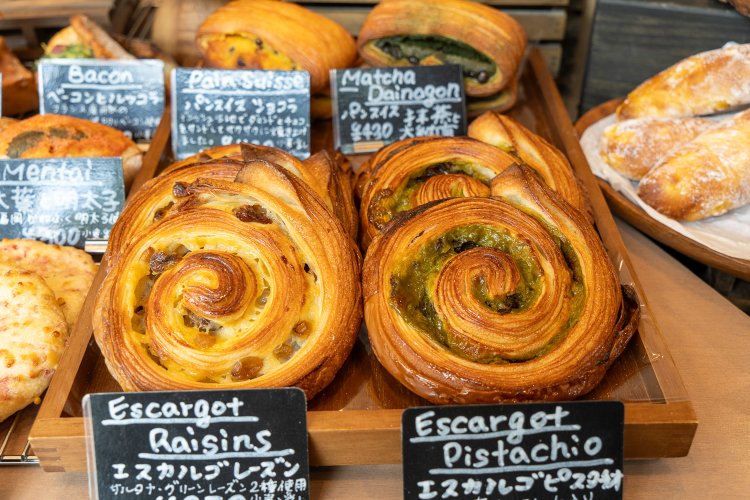 手前に渦巻状のエスカルゴ2種、奥にパンスイス2種。