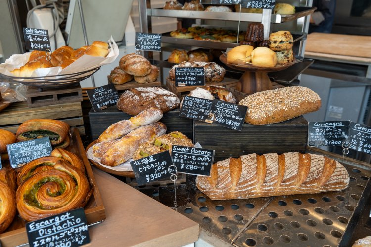 カンパーニュやセレアルなどのハード系の後ろにカヌレとスコーンも。