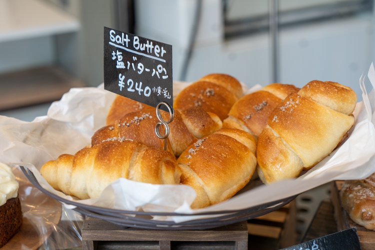 おいしいと評判の、バターと塩を使った塩バターパン240円。