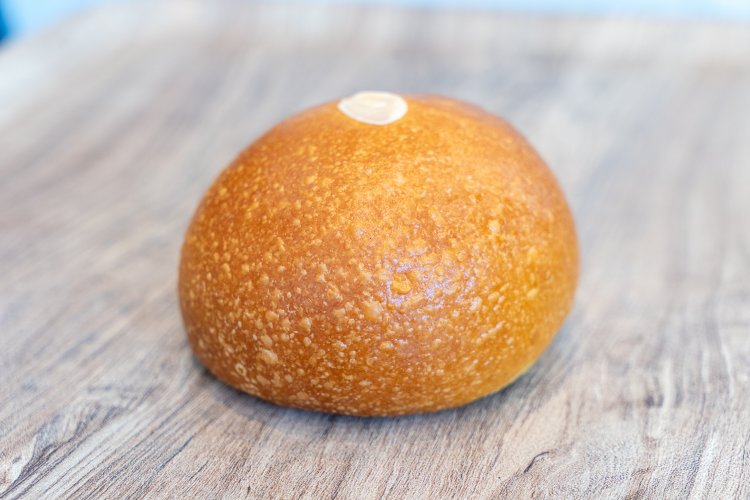 コロンとかわいいプチブリオッシュ180円。