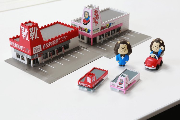 手前がカプセルトイ、奥が模型。今、改めて見てもなんと愛くるしいデザインなのだろう。※写真はサンプルのため、実際の商品と色味が異なる場合があります。