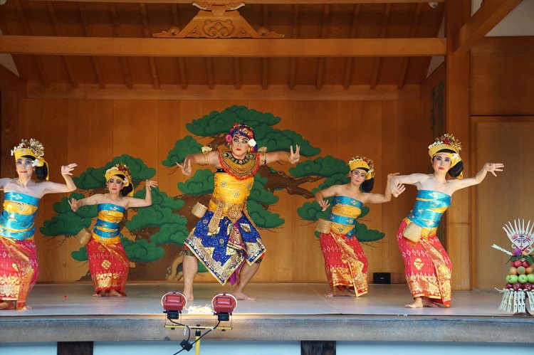 「第23回阿佐ヶ谷バリ舞踊祭」が8月3・4日に開催。きらびやかな衣装をまとった踊り子たちが夏の夜を盛り上げるインドネシア・バリ島の芸能の祭典