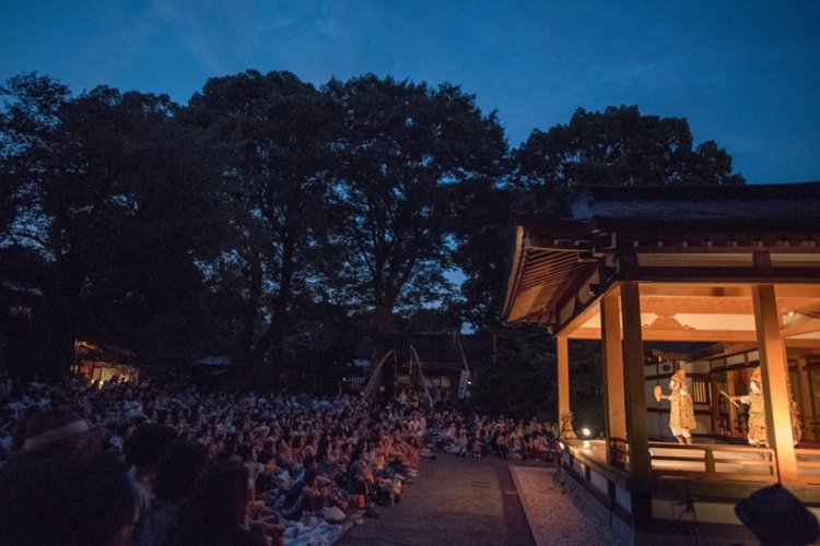 辺りが暗くなると、会場は幻想的な雰囲気に包まれる。