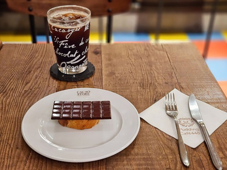 トーストショコラ ダークチョコレート600円、アイスコーヒー742円。