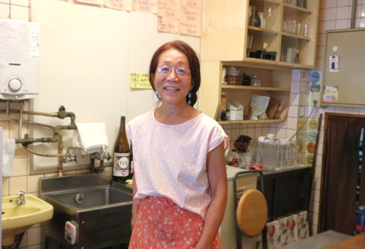カウンター越しにお客さんの会話を優しく見守る店主の岡村奈美さん。
