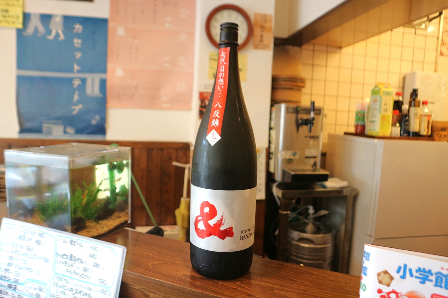 取材時にあったのは、三重県の純米生酒「半蔵＆（はんぞうアンド）」一合980円（5勺550円）。キレのあるすっきりとした味わいが特徴。