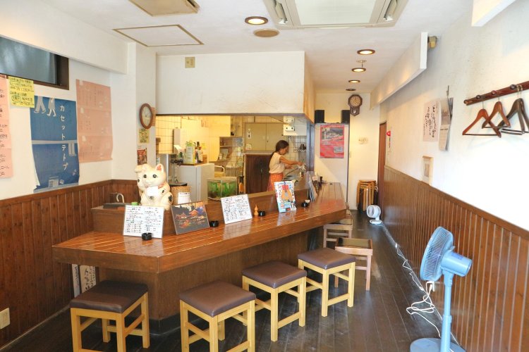 木の温もりを感じるオープンな店内。各席に灰皿がありスモーカーにもやさしい。