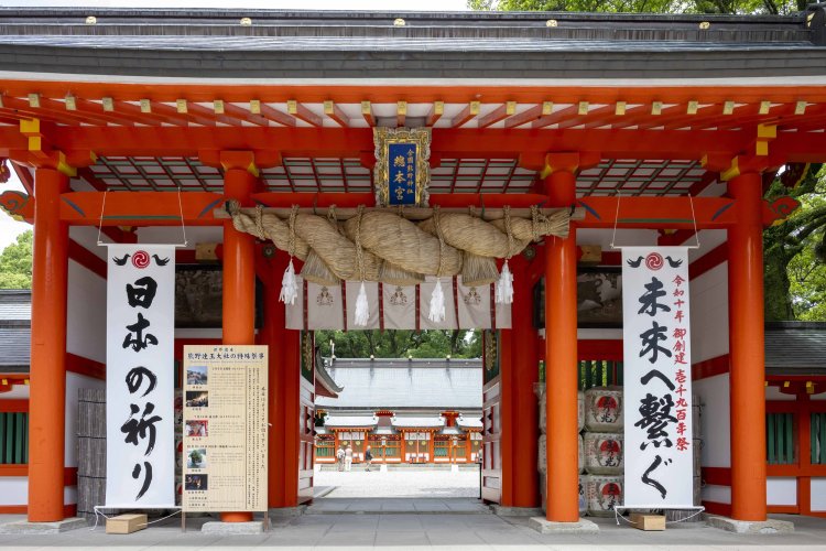 大きな注連（しめ）縄がかけられた神門をくぐる。