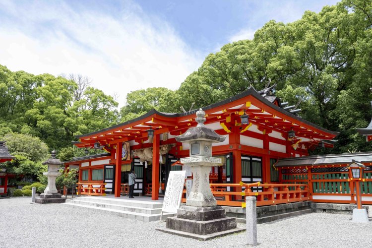 速玉大神（はやたまのおおかみ／別名・イザナギノオオカミ）と熊野夫須美大神（ふすみのおおかみ／別名・イザナミノオオカミ）の夫婦神を主神としていることから、縁結びの神社としても知られている。