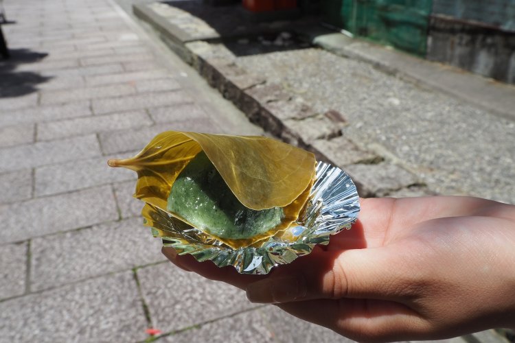 境内で売られていた、ヨモギを使った柏餅もゲット。