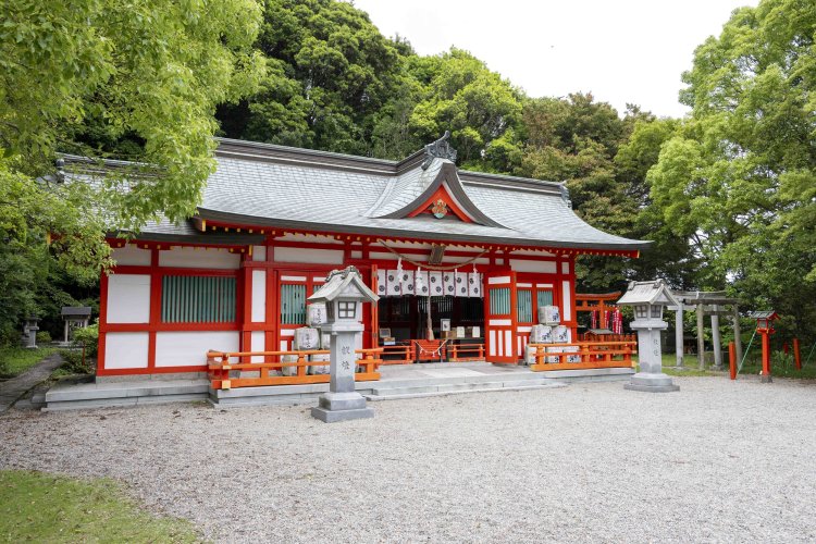 蓬莱山の木々に包まれ、なんとも厳かな雰囲気。人も少なく、不思議な世界に迷い込んでしまったような気分に。