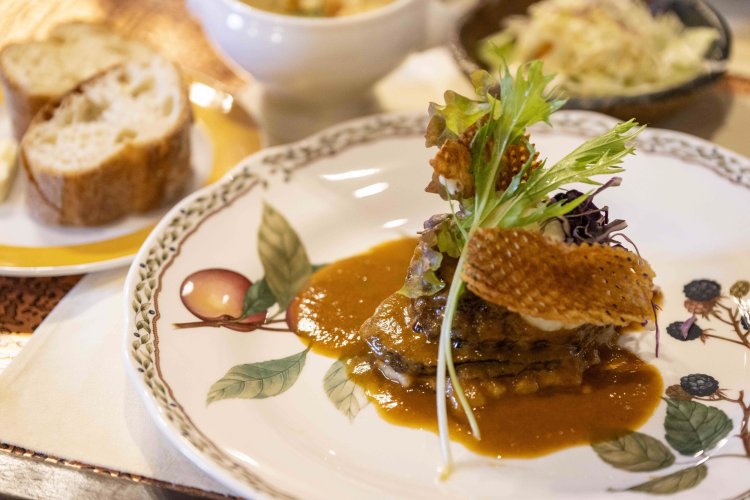 熊野ハンバーグのソースには、コク深いエビとフォン・ド・ヴォーが使われている。