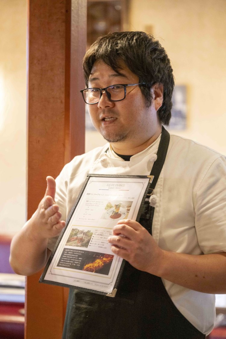 店は親子で営み、写真は息子の倉本幹也さん。大阪で修業後、地元の新宮に戻ってきた。