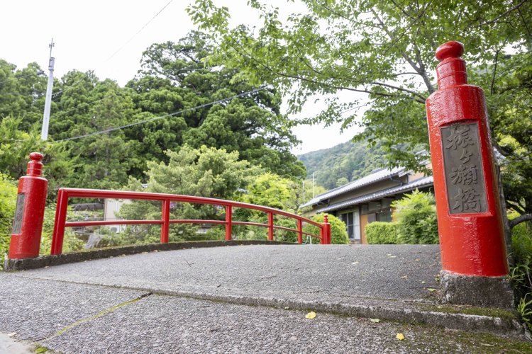 振ヶ瀬橋を渡ると、本格的に古道歩きが始まる。