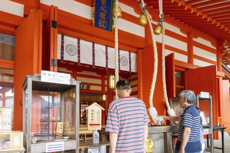 熊野夫須美大神はもともと那智の滝のそばで祀られていたが、約1700年前にいまの場所に遷移された。