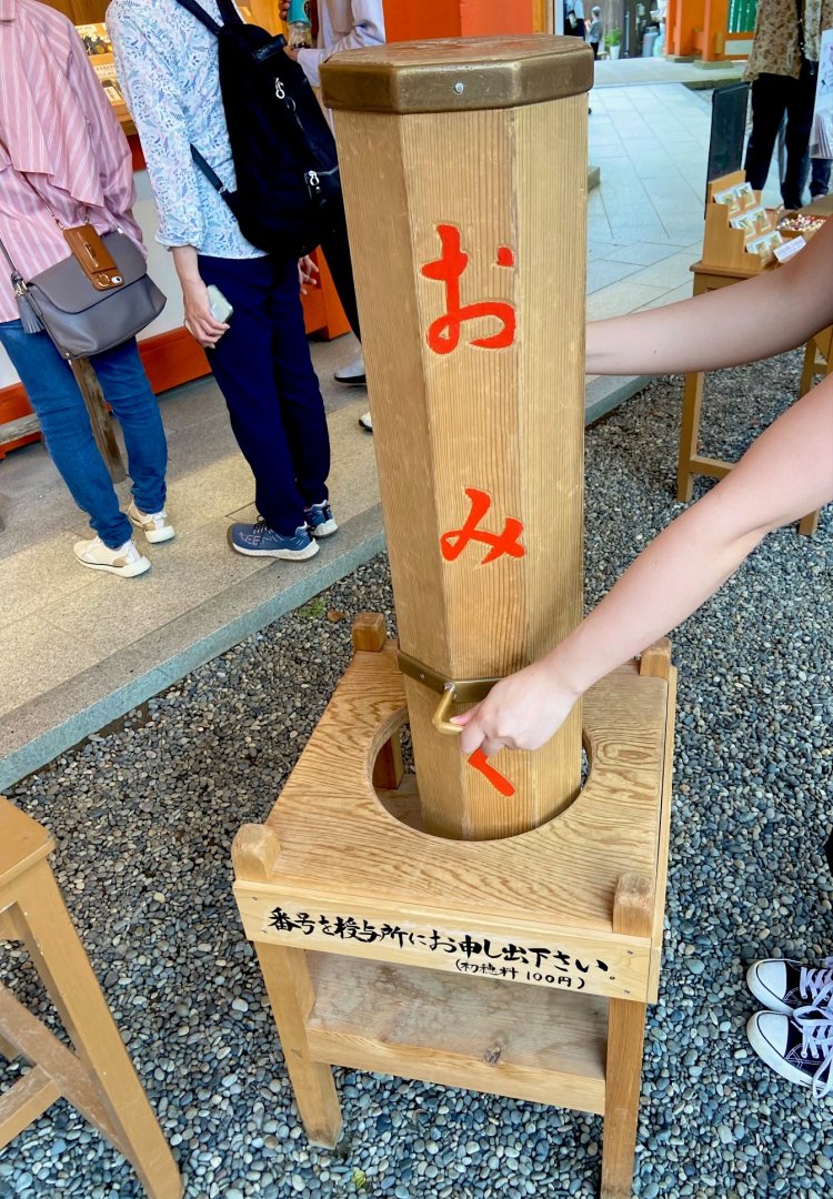巨大なおみくじは日本一の大きさともいわれている。