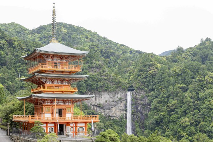青岸渡寺から下ってゆくと、朱塗りの三重塔と那智の滝が見えてきた。