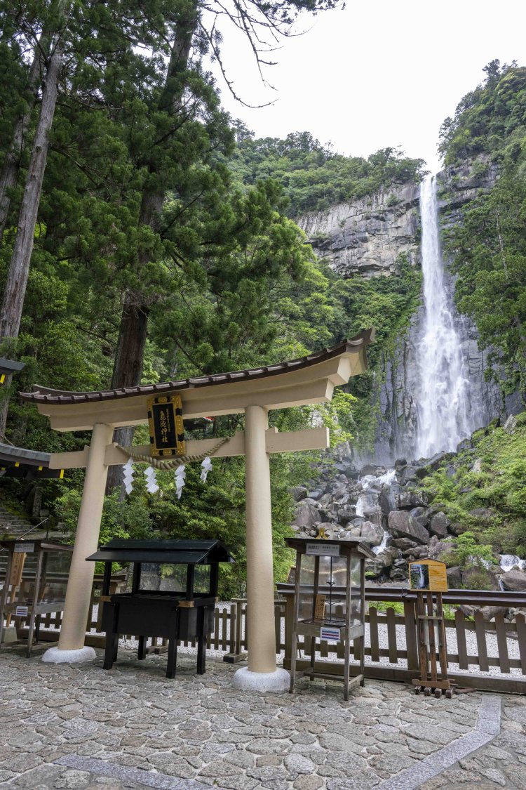 飛瀧神社は滝そのものをご神体としているので、本殿はもたない。