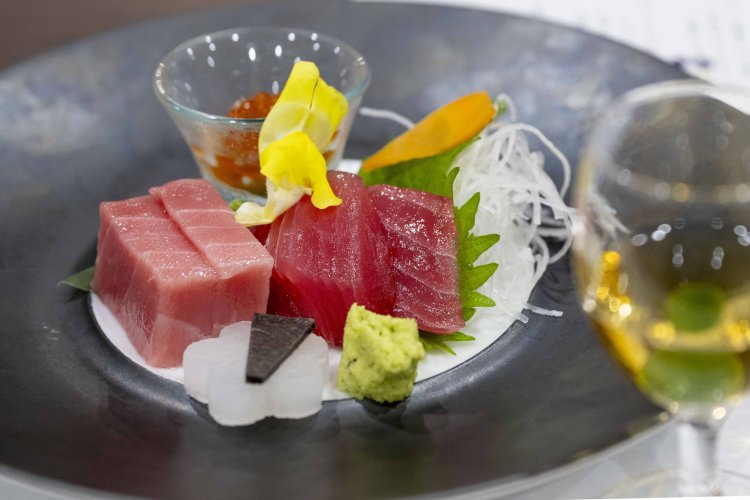 夕食は食べ放題と約3品のミニ懐石が楽しめるハーフバイキング。那智勝浦名物・生まぐろのむっちむちな食感となめらかな脂にうっとり。