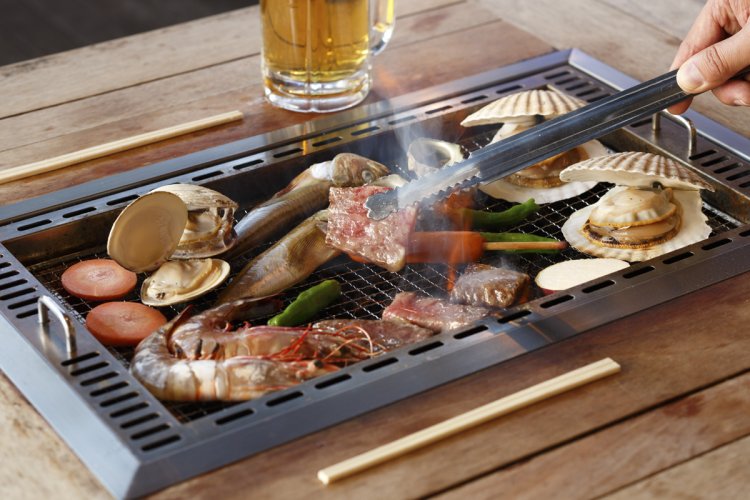 BBQコーナーで、買ったばかりの魚介を焼きながらビールをぐびり。