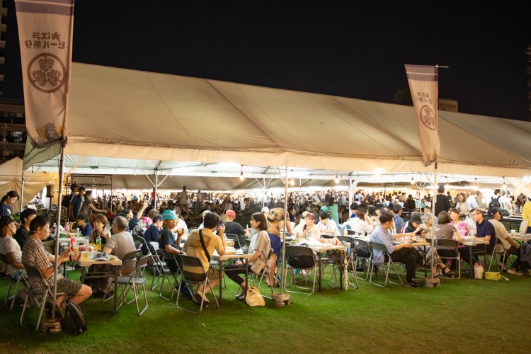 21時まで開催している（各シーズン最終日は20時まで）。