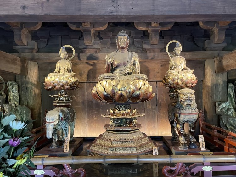 東京都港区「増上寺」の釈迦三尊像。