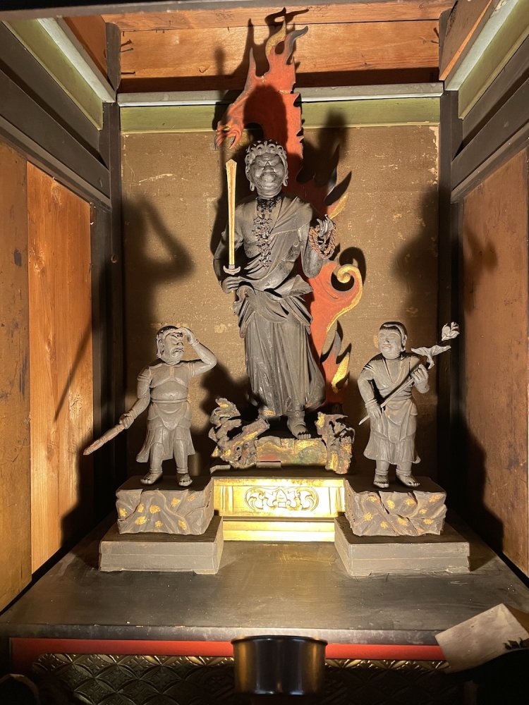 長野県岡谷市「平福寺」の不動三尊像。