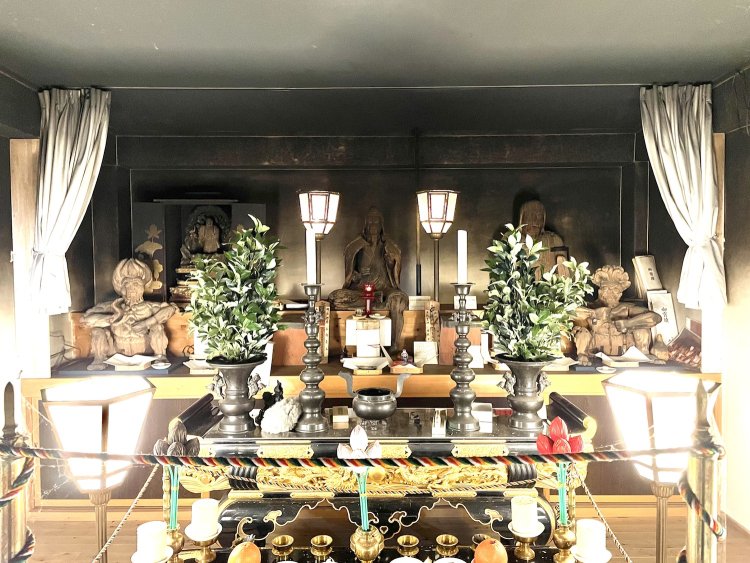 山梨県甲府市「圓楽寺」の役行者像（中央）。