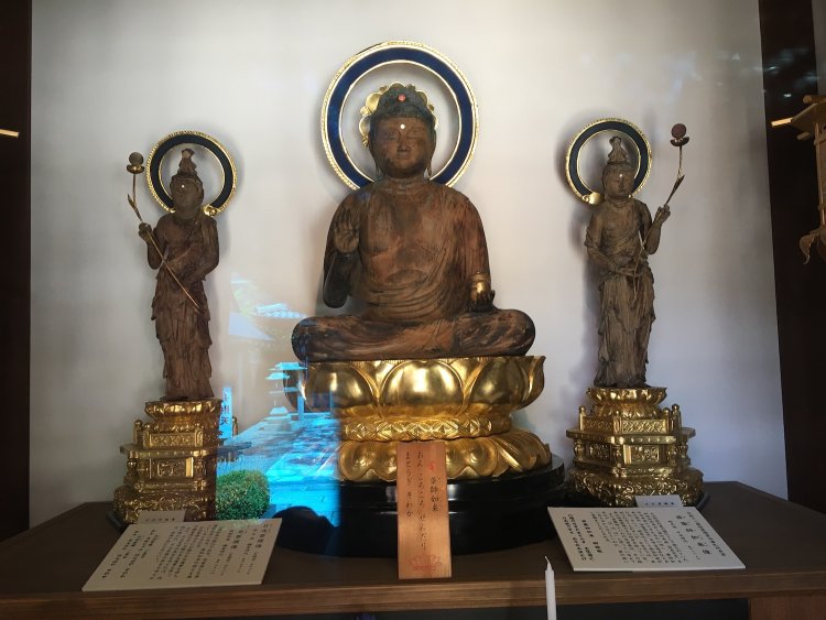 京都府京都市「壬生寺」の薬師三尊像。