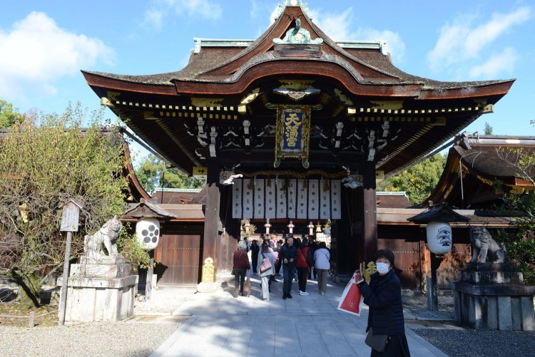 日・月・星の彫刻が施されていることから三光門と呼ばれる。国の重要文化財。