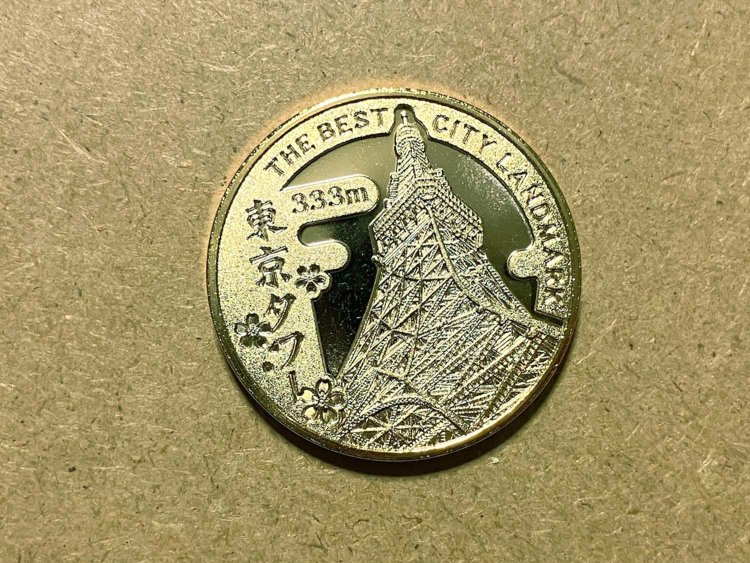 東京タワーの土産物店も数年前に新しくなったが、フットタウン3階のオフィシャルショップには記念メダル自販機が設置されている。
