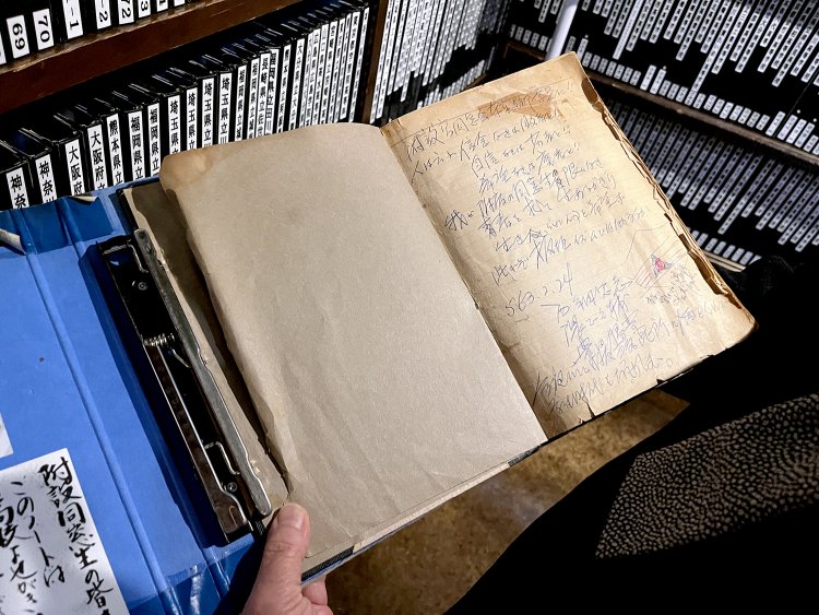 初代のノートはバインダーに挟んで管理してあった。