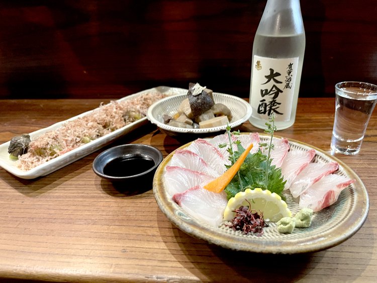 刺し身、煮物、焼き物とバランスよくオーダー。