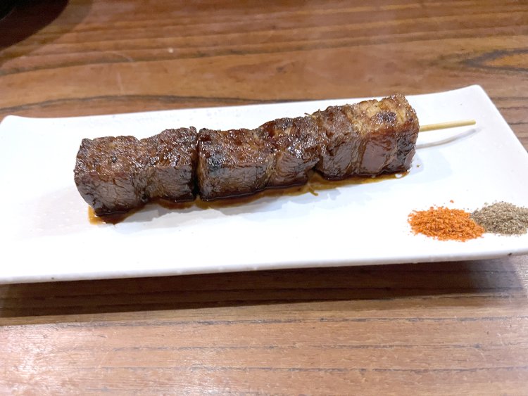 甘辛い醤油だれをたっぷりまとわせ、外はカリッと中はジューシーに焼き上げている。