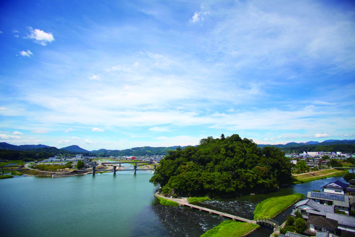 巨木に覆われた丘陵・日隈山が三隈川を分流している。