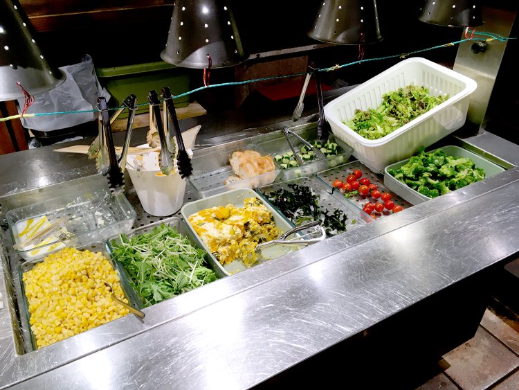 10種類の新鮮野菜とバゲットが並ぶサラダバー。これを目的に通う常連客も多いそう。