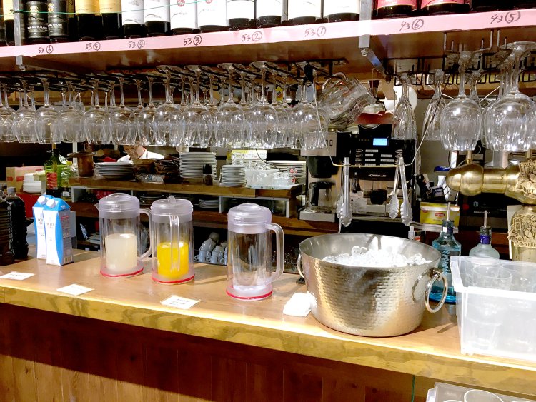 ドリンクバーにはコーヒー、紅茶、オレンジジュース、グレープフルーツジュースが並ぶ。