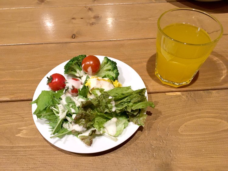 彩りよくサラダを盛り付け、シーザードレッシングで。ドリンクはオレンジジュースをチョイス。