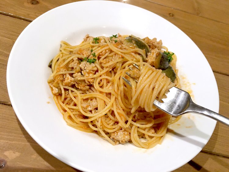 スパゲティは岩塩を使って茹でる。海塩を使うよりもまろやかになるそう。