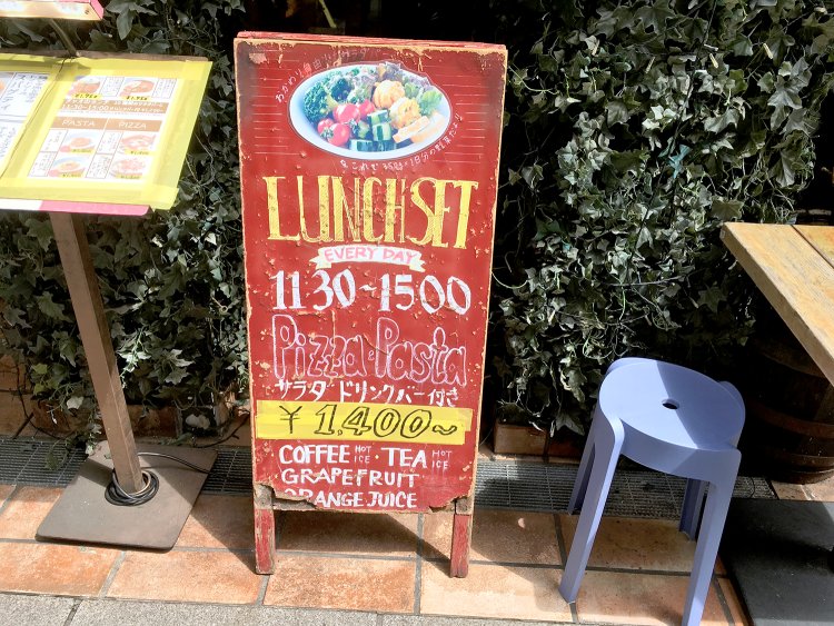 年季の入った楽しげな看板。これを見て、おいしいイタリア料理をいただけると確信！