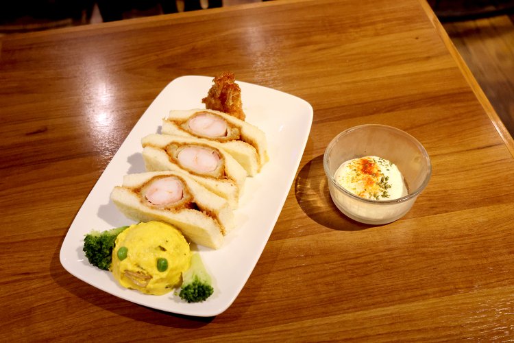 古代怪獣ツインテールを再現した、グドンも歓喜！「特製ツインテールカツサンド」。こちらは『新橋蒸溜所』オリジナルメニュー。