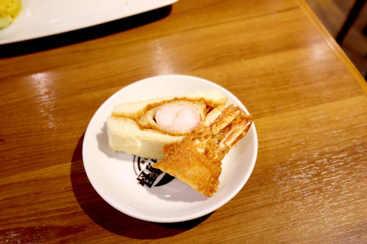 尻尾も2尾分あるので、まさにツインテール。