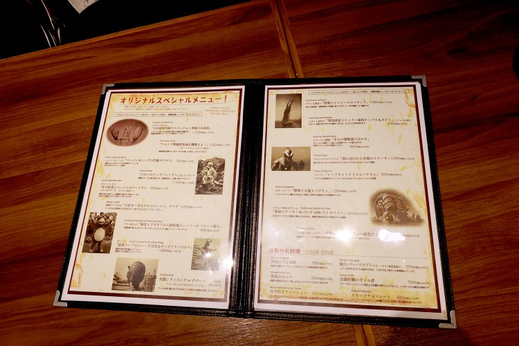 怪獣好きなら納得のオリジナルスペシャルメニュー。味に妥協はない、自慢のフードメニューだ。