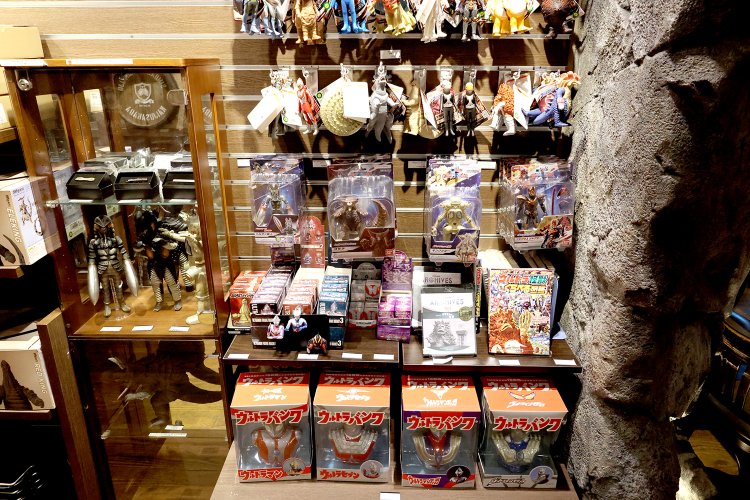 怪獣グッズの販売もしている。ハイボールに使っているウルトラジョッキ 分身発泡バルタン星人も購入することができる。