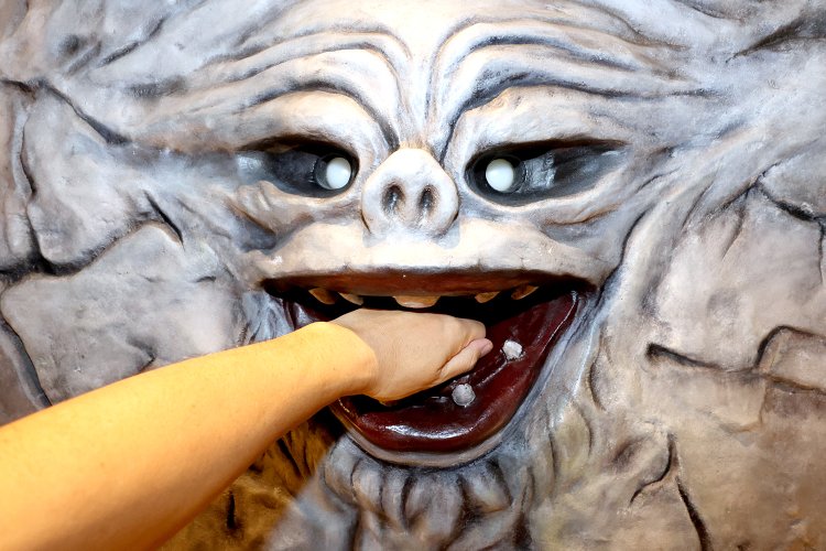 最初のお出迎えはジャミラの真実の口。地球防衛隊員だと手首を食いちぎられるらしい。