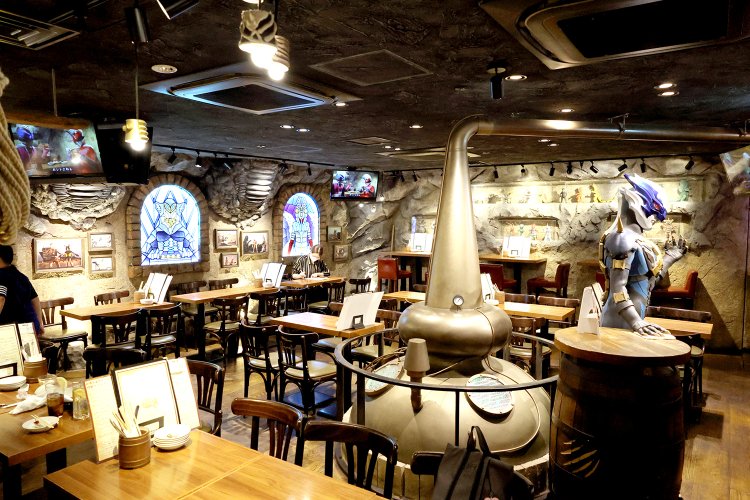 店内の中央にあるのがポットスチルと呼ばれる蒸溜窯。ここで毎晩、怪獣たちがお酒を作っている。