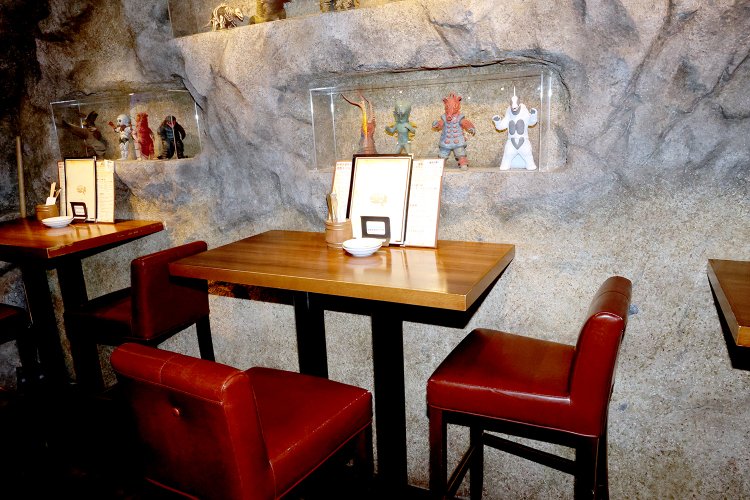 店内の壁には精密な怪獣フィギュアが並ぶ。どれも高い完成度だ。