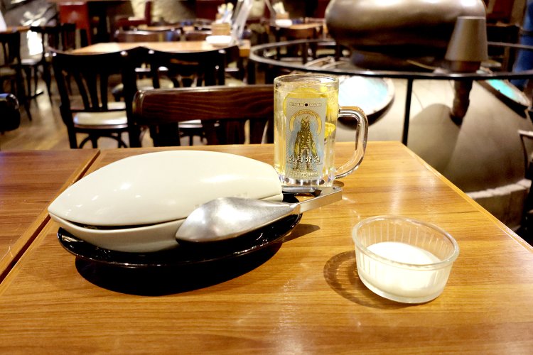 バルタン星人のハサミをイメージした器で提供されるカルパッチョ。遊び心満載だ。