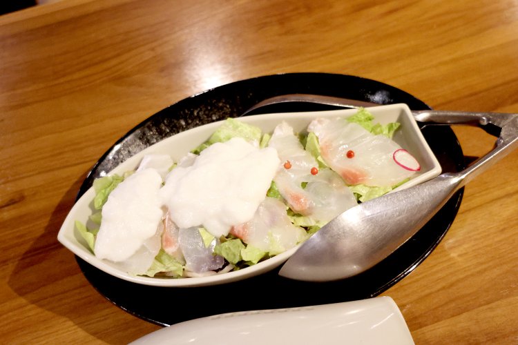 トングもバルタン星人のハサミをイメージした特注品。