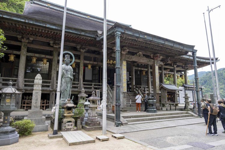 豊臣秀吉によって再建された那智山青岸渡寺の本堂は、国指定の重要文化財となっている。